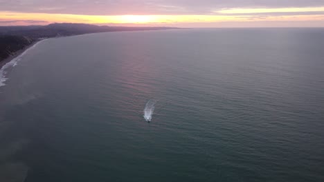 Bootsfahrt-Bei-Sonnenuntergang-Am-Selben-Strand,-Ecuador