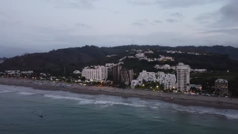 Unglaubliche-Ansicht-Des-Gleichen-Strandes-Vom-Himmel,-Casa-Blanca,-Ecuador