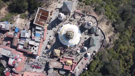 Eine-Gerade-Nach-Unten-Gerichtete-Luftaufnahme-Von-Swayambhunath-Stupa-In-Der-Stadt-Kathmandu,-Nepal