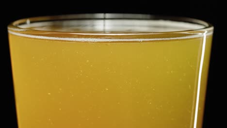 Ipa-bier-In-Einem-Kalten-Glas,-Schwarzer-Hintergrund-Der-Vorderansicht