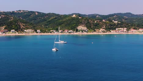 Luftaufnahme-Des-Strandes-Von-Agios-Georgios-Mit-Zwei-Booten-Im-Sommer-Korfu-Griechenland
