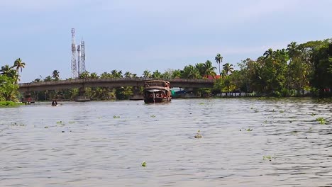 Traditionelle-Hausboote,-Die-Im-Meerstauwasser-Mit-Erstaunlichem-Himmel-Am-Morgenvideo-Laufen,-Das-Bei-Alappuzha-Oder-Alleppey-Backwater-Kerala-Indien-Aufgenommen-Wurde