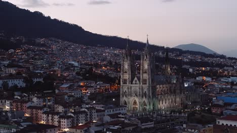 Toma-Aerea-De-La-Iglesia-De-Quito