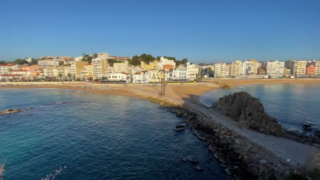 Ciudad-De-Blanes-En-España-Vista-Desde-La-Palomera-Con-El-Mar-Mediterraneo-Y-La-Playa-Principal