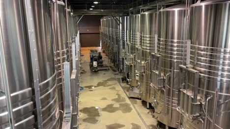 Weinkeller-In-Somontano-Und-Rioja-In-Spanien-Fässern-Und-Ausarbeitungsprozess,-Verkostung-Von-Metallreifen