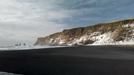 Islandia-Playa-De-Arena-Negra-En-Vik-Con-Un-Océano-Atlántico-Norte-Racheado