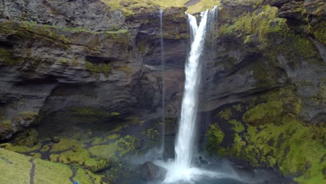 Farbiger-Blick-Auf-Den-Kvernufoss-Wasserfall