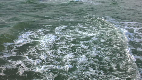 Wenn-Die-Wellen-Weiße-Schaumkronen-Auf-Dem-Meer-Sind