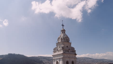 Uhrturm,-Kirche-Von-Santo-Domingo,-Historisches-Zentrum-Von-Quito,-Ecuador