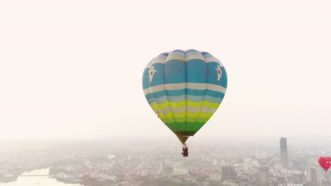 --Heißluftballons-Fliegen-In-Der-Kaiserstadt-Hue,-Vietnam