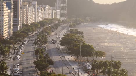 Amanecer-Temprano-En-La-Mañana-Y-Tráfico-En-La-Playa-De-Copacabana-En-Río-De-Janeiro