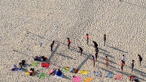 Eine-Gruppe-Von-Frauen,-Die-Ein-Frühmorgendliches-Training-Am-Copacabana-strand-In-Rio-De-Janeiro-Genießen