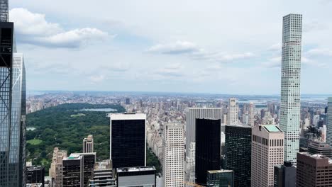 Vista-Aérea-Del-Parque-Central-En-Manhattan-Con-Los-Delgados-Rascacielos-De-La-Fila-De-Multimillonarios-De-La-Ciudad-De-Nueva-York