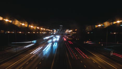 Nachtzeitraffer-Der-Stark-Befahrenen-Autobahn
