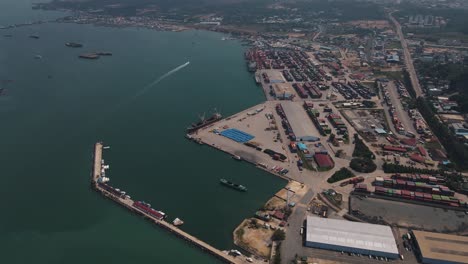 Große-Industriegebiete,-In-Denen-Riesige-Mengen-Von-Containern-Am-Großen-Containerterminal-Von-Sihanoukville-Mit-Schiffen-Längsseits-In-Kambodscha-Gestapelt-Werden