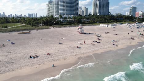 Aerial-view-away-from-the-life-guards-post-on-Miami-beach,-USA---tilt,-drone-shot