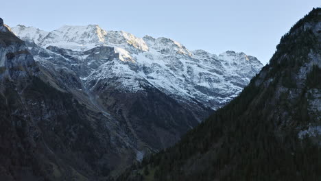 Herrliche-Landschaftliche-Luftaufnahme-Hoch-Oben-In-Den-Schweizer-Alpen-Des-Schneebedeckten-Bergrückens-Von-Lauterbrunnen---Sanfter-Schub-Nach-Vorne