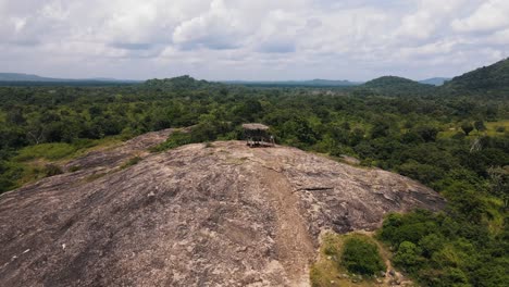 Punto-De-Vista-Para-Ver-Elefantes-Salvajes-En-La-Cima-De-Una-Alta-Roca-Desnuda-En-El-Parque-Ecológico-Hurulu-Entre-La-Naturaleza-Verde-En-Sri-Lanka-En-Un-Día-Nublado