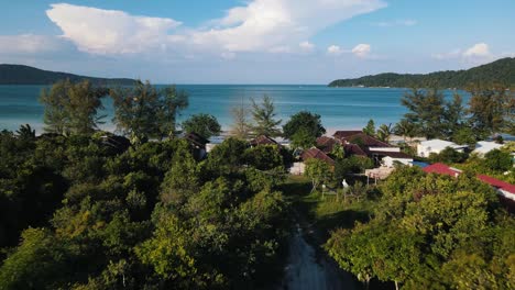Mehrere-Luxuriöse-Touristenhäuser-In-Einem-Resort-Am-Wunderschönen-Weißen-Strand-Und-Dem-Klaren-Blauen-Meer-Auf-Der-Insel-Koh-Rong-Sanloem