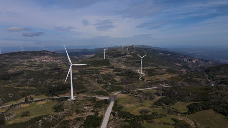 Vista-Aérea-De-Un-Campo-De-Turbinas-Eólicas,-Avanzando-A-Lo-Largo-De-Las-Turbinas