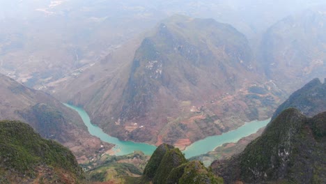 Nho-Que-river-below-the-beautiful-Ma-Pi-Leng-pass-in-Ha-Giang-Vietnam-4k