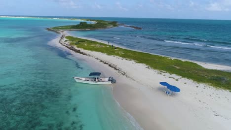 LANDSCAPE-CARIBBEAN-ISLAND-in-the-middle-of-the-sea-in-LOS-ROQUES-ARCHIPELAGO
