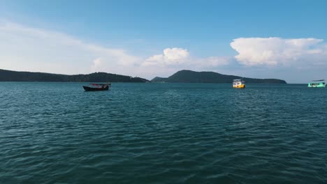 Varios-Barcos-Turísticos-Están-Anclados-En-La-Vasta-Bahía-Azul-Frente-A-La-Isla-De-Koh-Rong-Sanloem-En-Camboya-En-Un-Día-Soleado