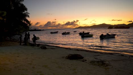 La-Digue-Seychellen-Sonnenuntergang-Mit-Booten-Im-Seichten-Wasser-Verankert