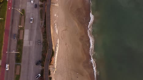 Draufsicht-Drohnenflug-über-Den-Stadtstrand-Punta-Del-Este-Mit-Dem-Küstenpfad-Und-Der-Straße-In-Der-Nähe-Des-Meeres