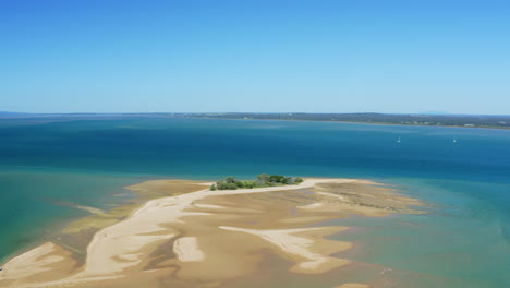 Aerial-4K-Drone-Flyover-Hervey-Bay-Secluded-Sand-Island-Surrounded-By-Blue-Turquoise-Ocean,-Australia