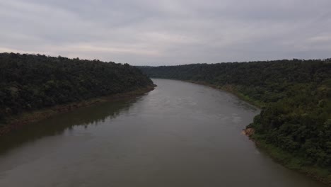 Iguazu-Fluss-An-Der-Grenze-Zwischen-Brasilien-Und-Argentinien-An-Bewölkten-Tagen