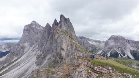 Hikers-at-picturesque-and-dramatic-Seceda,-Puez-Odle-Nature-Park,-Dolomites