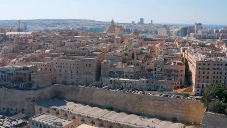 Drohne-Fliegt-über-Der-Stadt-La-Valletta-In-Malta-Schwenkt-Und-Kippt-Nach-Oben