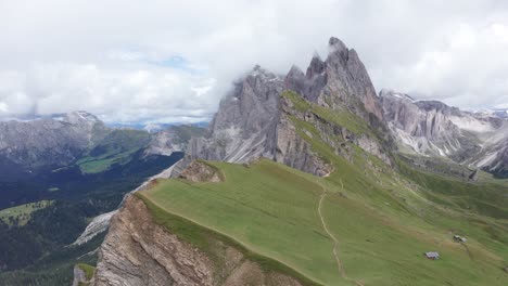 Atemberaubende-Italienische-Natur---Drohnenansicht-Des-Seceda-Berges,-Dolomiten