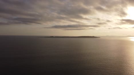Luftaufnahme-Des-Stadtstrandes-Von-Punta-Del-Este-In-Uruguay-Bei-Sonnenuntergang,-Mit-Der-Insel-Gorriti-Im-Hintergrund