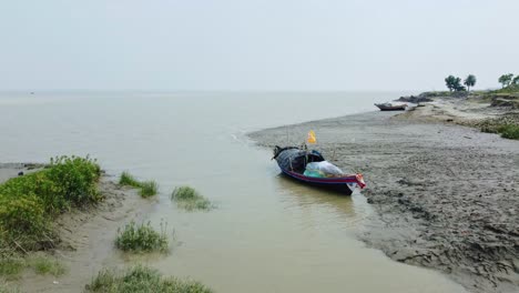 Los-Barcos-Están-Amarrados-A-Orillas-Del-Río-Ganges