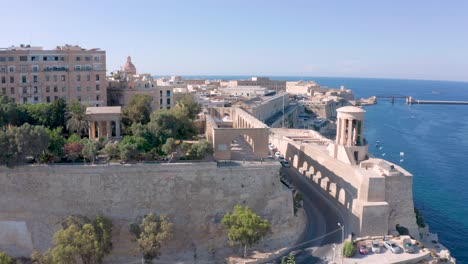 Drone-Volando-Sobre-La-Ciudad-De-La-Valletta-En-Malta-Yendo-Hacia-Atrás