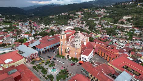Vista-Giratoria-De-La-Iglesia-Principal-Del-Pueblo-Minero-De-Real-Del-Monte-En-Hidalgo-Mexico
