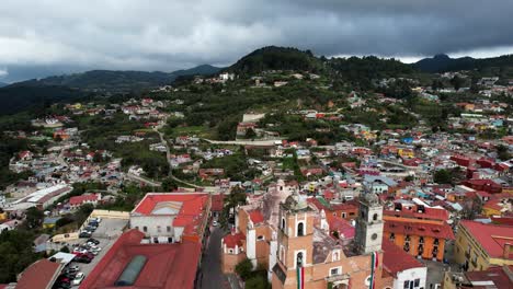 Reverse-drone-view-of-the-mining-town-of-Real-del-Monte-in-Hidalgo,-Mexico