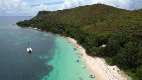 Luftaufnahme-Der-Insel-Der-Seychellen-Mit-Booten,-Die-Am-Sandstrand-Angedockt-Sind