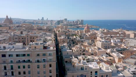 Drone-Volando-Por-Encima-Revelando-La-Ciudad-De-La-Valletta-En-Malta