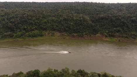 Isoliertes-Touristenboot,-Das-Entlang-Des-Schiffbaren-Flusses-Iguazu-An-Der-Grenze-Zwischen-Argentinien-Und-Brasilien-Segelt
