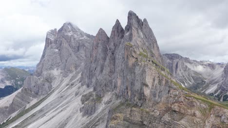 Distintivas-Torres-Fermeda-De-Seceda,-Dolomitas-Italianas