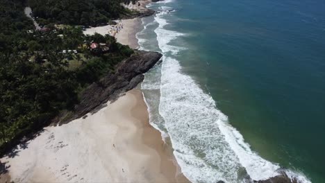 Volando-Sobre-Múltiples-Playas-Tropicales-Brasileñas-En-Un-Día-Soleado