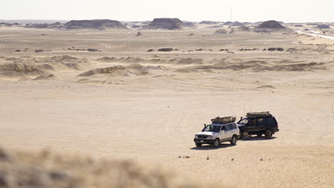 Paar-Offroad-Jeep-Campingwagen-In-Abgelegener-Wüste-Während-Eines-Abenteuerreisekonzepts-An-Einem-Sonnigen-Tag