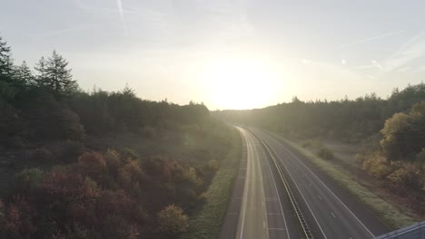 Stetige-Aufnahme-Von-Sonnenuntergang-Oder-Sonnenaufgang-An-Einer-Überführung-Und-Autobahn