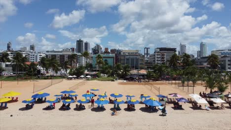 Berühmter-Strand-Von-Cabo-Branco-In-João-Pessoa-Mit-Sonnenschirmen,-Warmem-Sand-Und-Wolkenkratzern