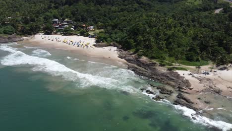 Toma-Panorámica-De-Hermosas-Playas-Brasileñas-En-Un-Día-Soleado
