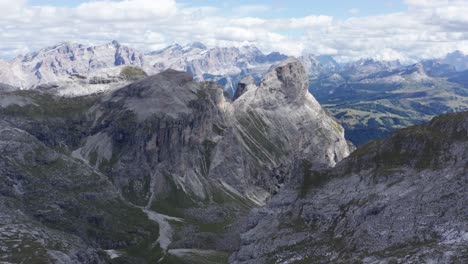 Drohnenblick-Auf-Die-Dolomiten-Gebirgskette-In-Italien,-Die-Teil-Der-Südlichen-Kalksteinalpen-Ist