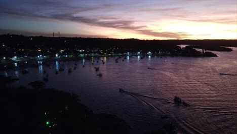 Wunderschön-Gefärbter-Hafen-In-Der-Abenddämmerung-In-Einer-Brasilianischen-Strandstadt